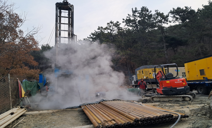 온천 시추 증기 분출