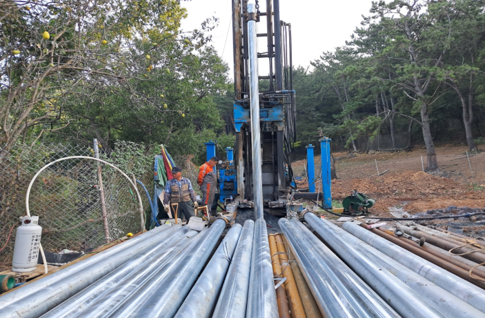 대형 로터리 굴착기 시추 작업